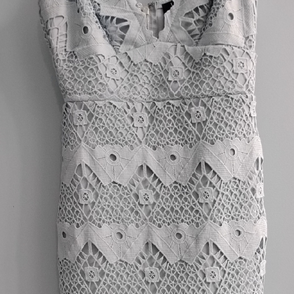 ⭐ Like New Lulu's🌹 Gorgeous Lace Midi Dress in 🩵 Light Blue Size XS - Picture 3 of 7